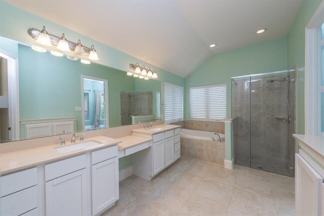 Building Photo - 29010 Pinnacle Ridge Dr