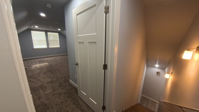 Building Photo - 6892 Baudelaire