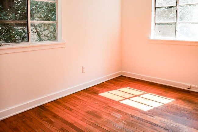 Building Photo - 2BR Cozy Ensley Home