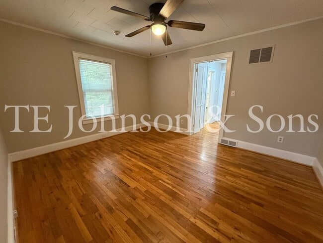 Building Photo - Spacious 3 Bedroom Home with Primary Suite on Main Level and 2-Car Carport