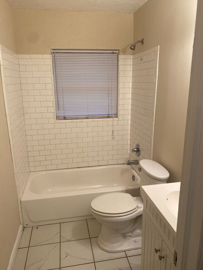Building Photo - Spacious 2 BR 1 BA Located in Myers Park. ...