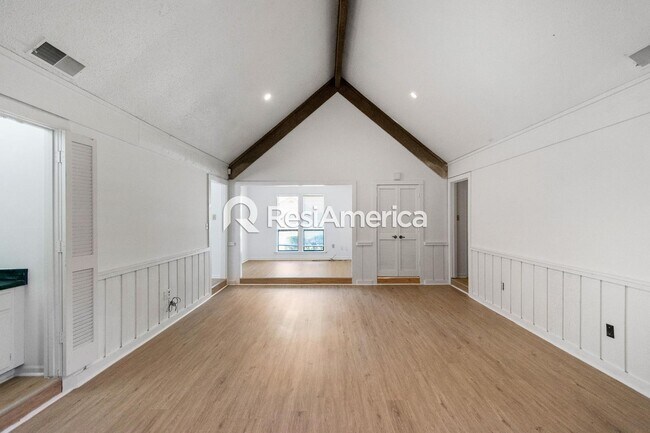 Building Photo - Newly Renovated 3/2 in a Quiet Neighborhood