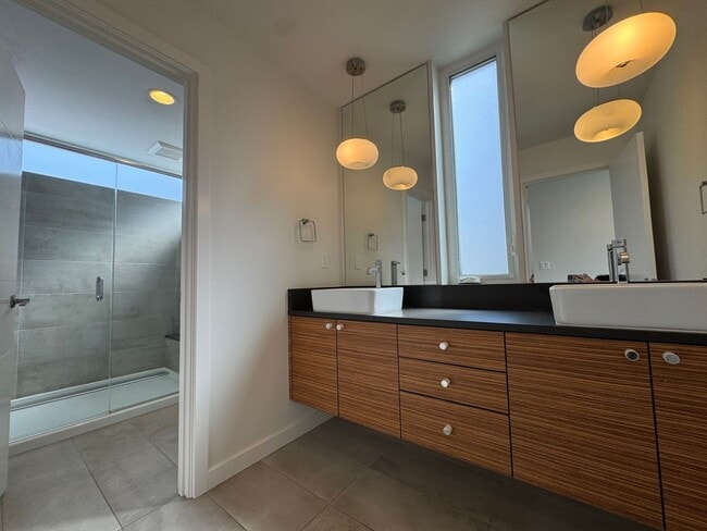 Building Photo - Modern 2 bed 2 bath townhome in Eastlake with panoramic view of Lake Union