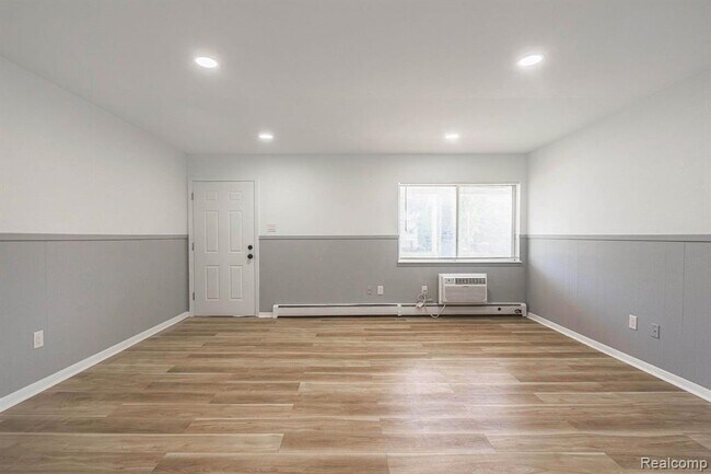 Building Photo - 2475 S Commerce Rd