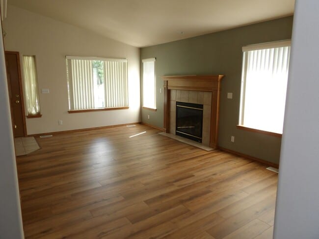 Building Photo - CDA Place Garden Home in Gated Community!