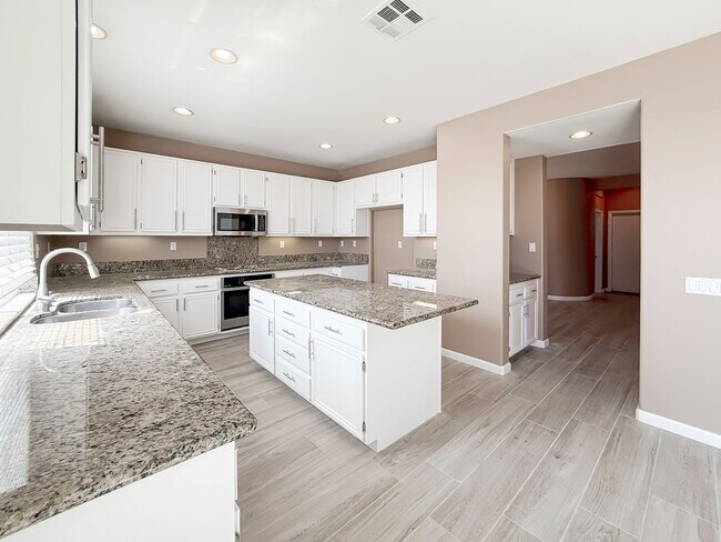 Building Photo - AVAILABLE NOW! 5 Bedroom, Cut-DeSac Home for Rent in a Beautiful, Murrieta Community!