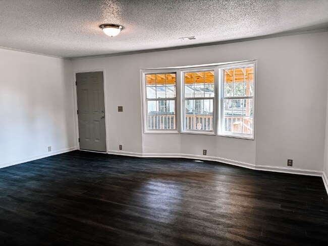 Building Photo - Spacious 4-Bed, 3-Bath Retreat on Greenhill Rd – 2000 Sq Ft of Charleston Charm!