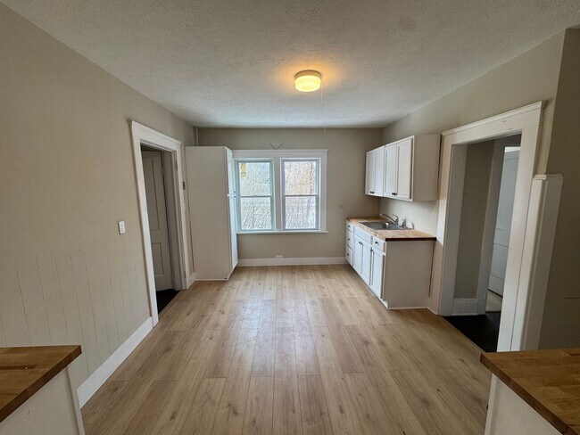 Building Photo - Comfort Meets Convenience: Beautiful 3-Bedroom Single-Family Home  Family-Friendly