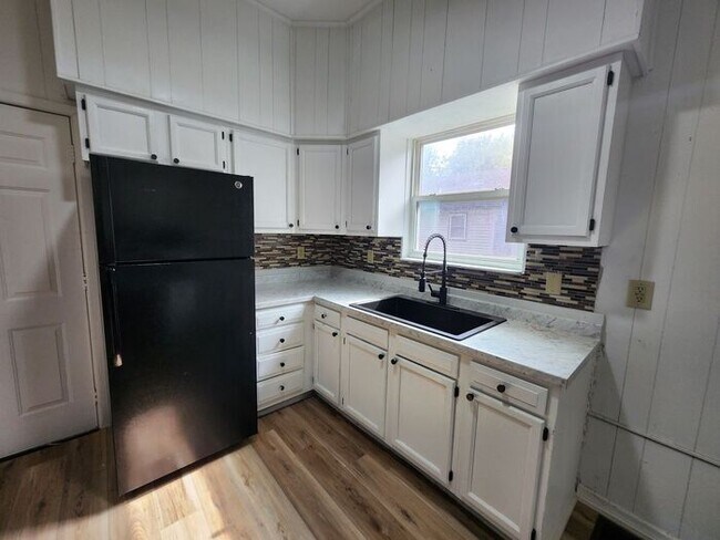 Building Photo - 4 Bedroom/2 Bath w/Attached Garage Recentl...
