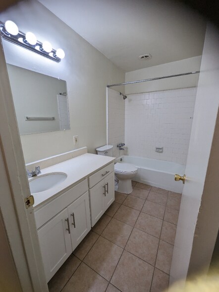 Building Photo - 1044 Rivara Rd