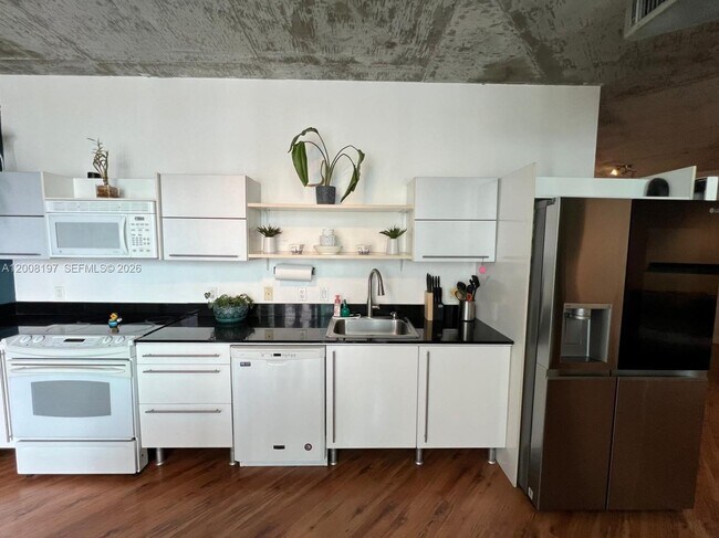 Building Photo - 690 SW 1st Ct