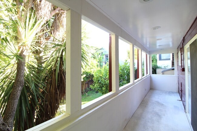Building Photo - Dolores Heights: Sun-filled 1 Bedroom Home...