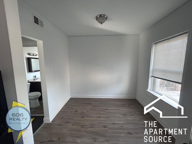 Building Photo - 2004 W Jarvis Ave