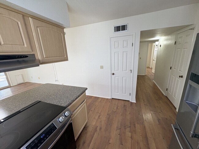 Building Photo - Eastside townhome, convenient location