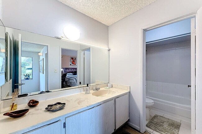 Building Photo - 693 NW 102 Pl