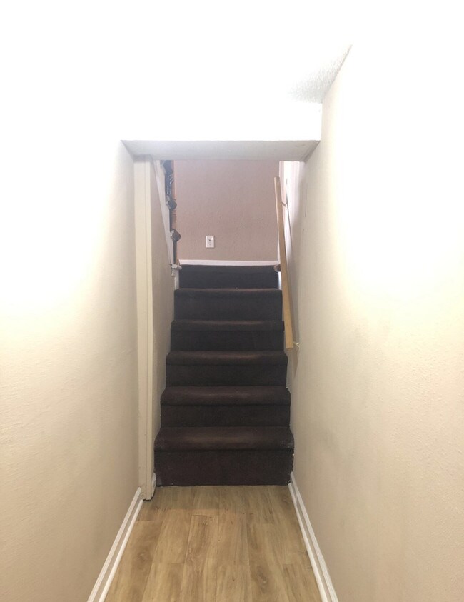 Building Photo - Gorgeous South KC Split Level