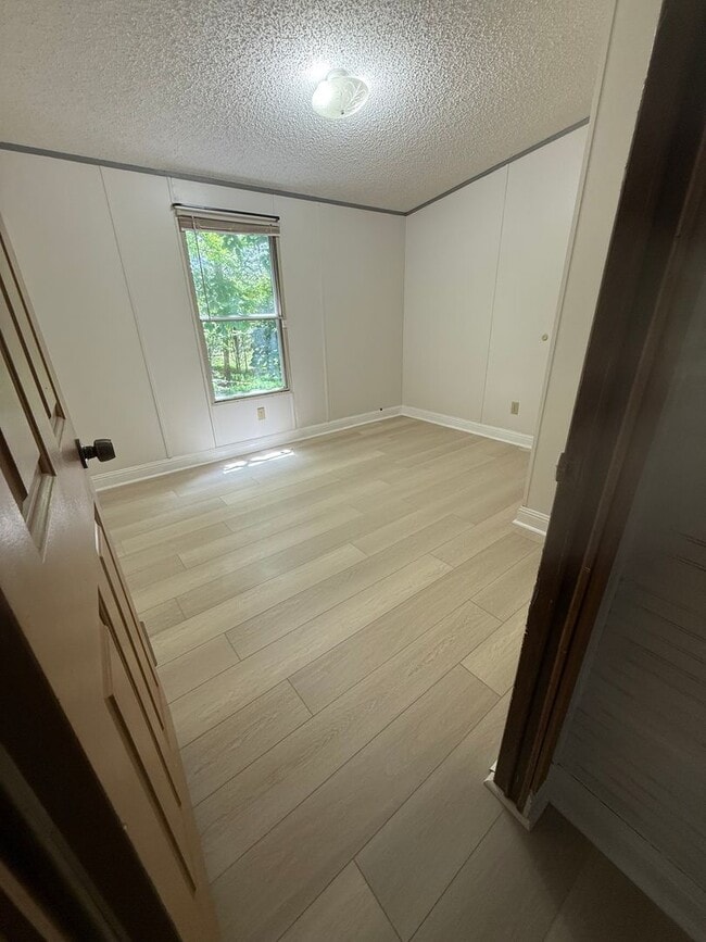 Building Photo - Large Updated Three Bedroom