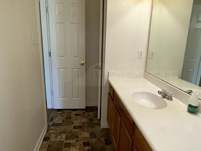 Building Photo - 308 Cedar Ridge Dr