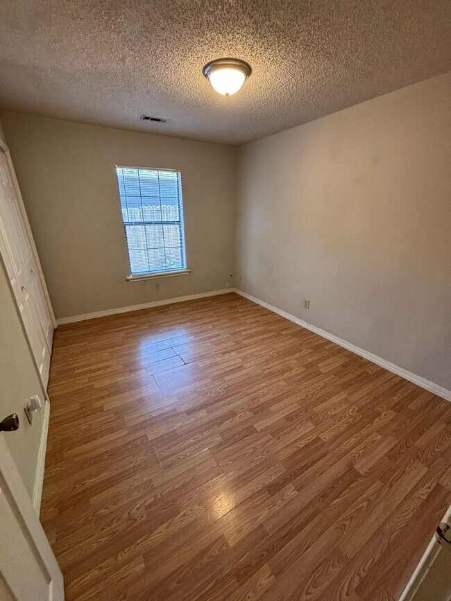 Building Photo - Located off Wedington Dr! 3 Bedroom 2 Bathroom Single Family Home!