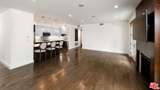 Building Photo - 1304 S Roxbury Dr