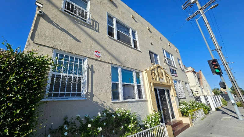 Building Photo - 1185 E Vernon Ave