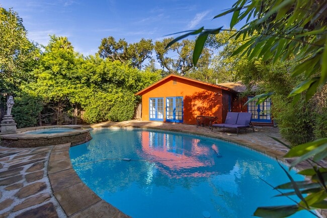 Building Photo - Prime Ojai Location!