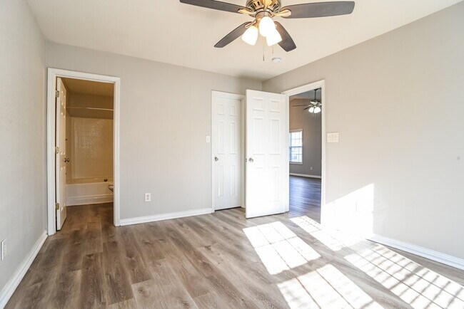 Building Photo - 1007 Kansas City Dr