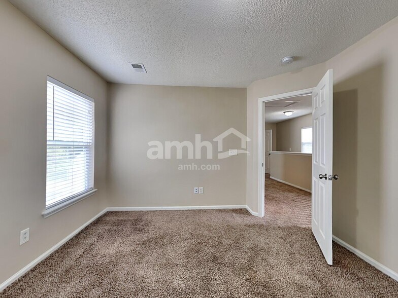 Building Photo - 60 Creek Bend Dr