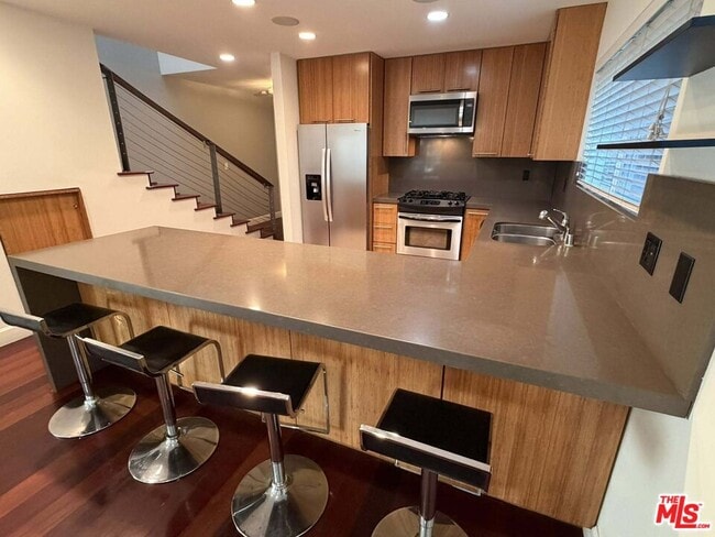 Building Photo - 832 N Las Palmas Ave