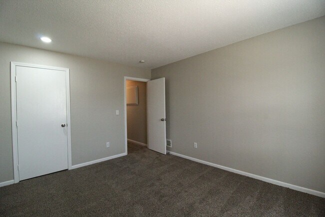 Building Photo - Updated 3 Bedroom 2 Bath Duplex in Olathe