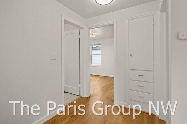 Building Photo - Delightful Magnolia 4br Remodel * Walkable Salmon Bay Location, Central Yet Quiet