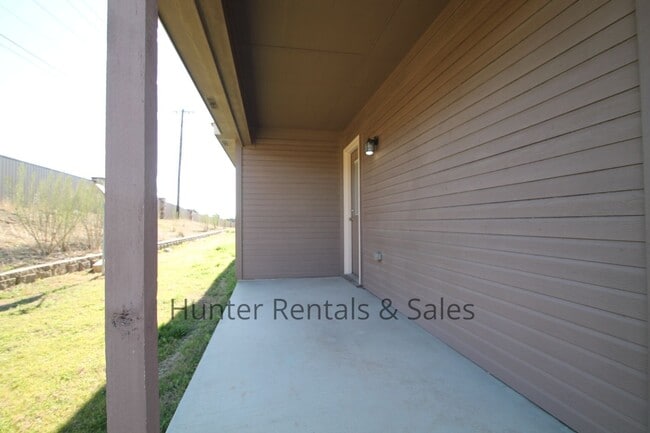 Building Photo - Spacious Duplex!