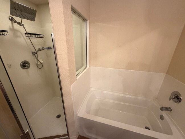Building Photo - Beautiful 3 room /2.5 bath Gated Community W/ Pool Close to the Skyway