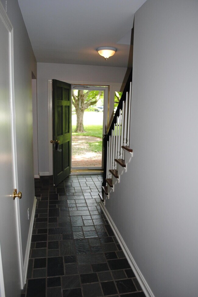 Building Photo - 9836 Longwood Cir