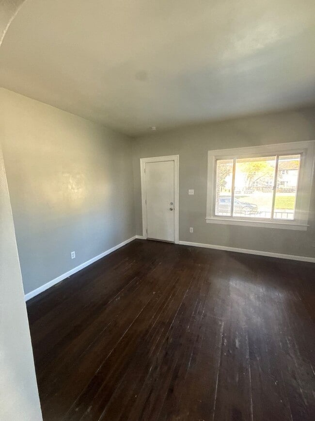 Building Photo - 4 Bedroom 2 Bath Home in Lincoln Park