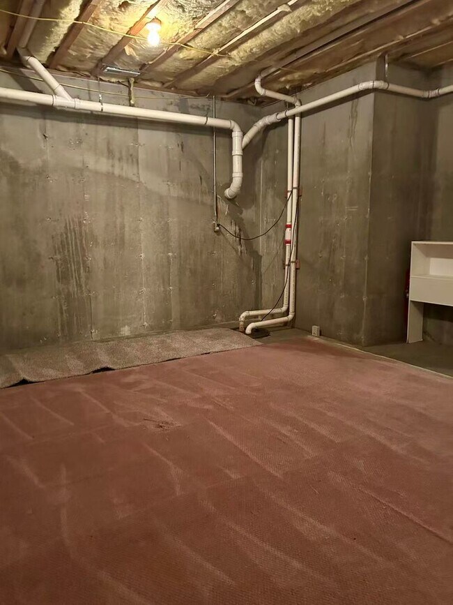 Building Photo - 5 bedroom and 3 bathroom two level house