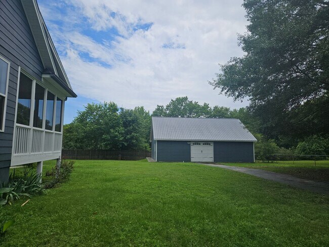 Building Photo - Spacious Hiram House on 1.37 Acres