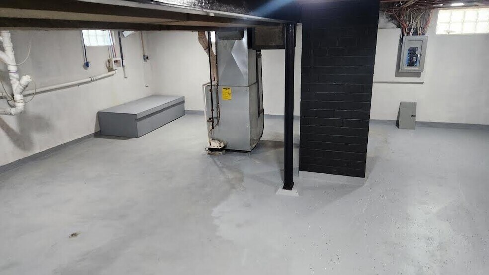 Building Photo - 4437 E Kitridge Rd