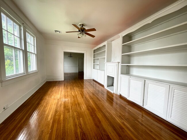 Building Photo - AVAILABLE JUNE 2026 Stunning 3 bed/2 bath with sunroom!