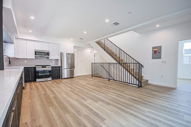 Building Photo - 5235 Satsuma Ave