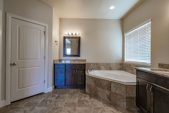 Building Photo - Stunning Home with 4 beds/2.5 baths and 3-Car Garage in Mulberry Estates