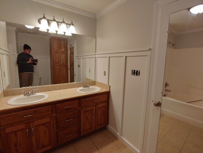 Building Photo - Cobblestone