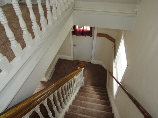 Building Photo - 2 to 3 bedroom home only $1,100.00 per month plus utilities.