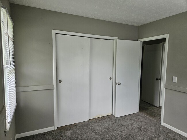 Building Photo - 640 Aubrey Dr