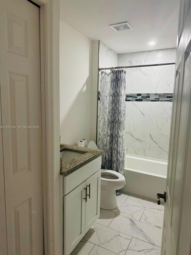 Building Photo - 2524 NE 5th Ave