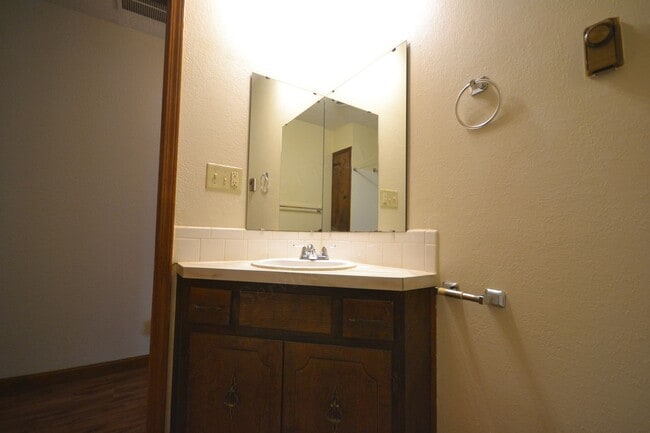 Building Photo - 3 bed 2 bath 1 car garage in Bolivar!