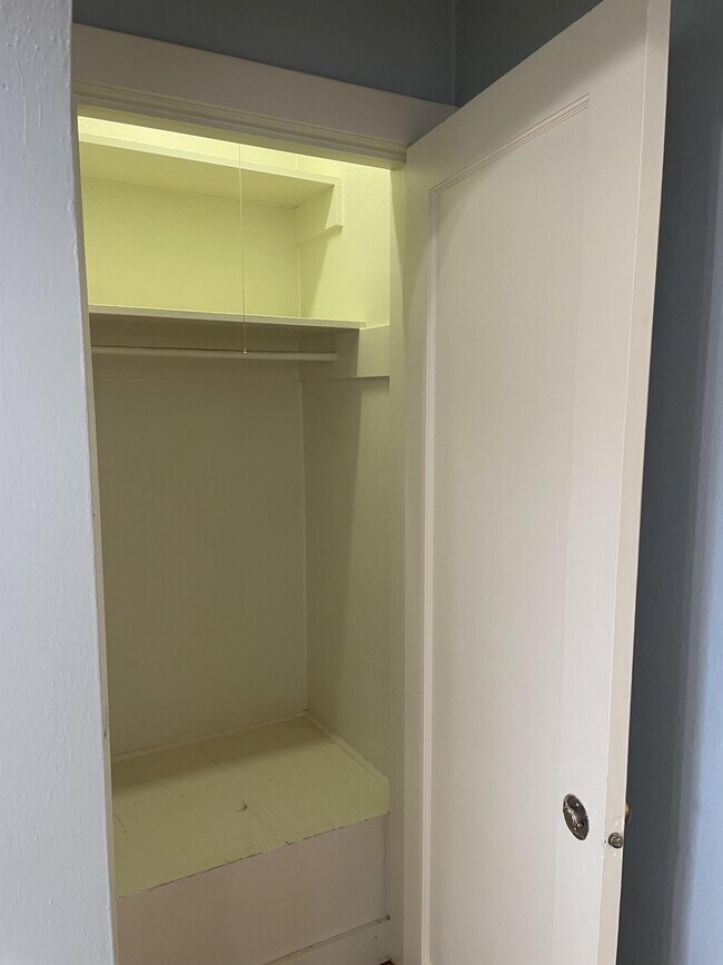 Building Photo - 437 Maple St NE