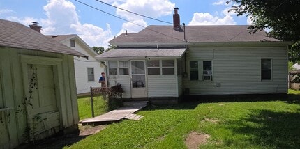 Building Photo - 2 Bedroom 1 Bathroom home;  $725!