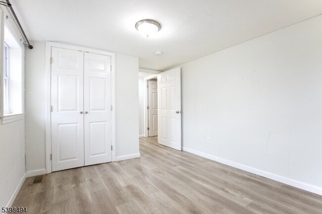 Building Photo - 220 E Munsell Ave