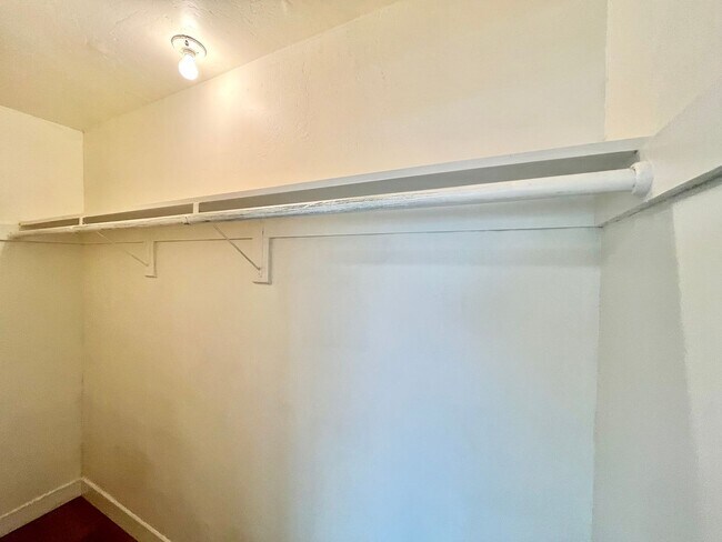 Building Photo - Upstairs 2 Bedroom Apartment with Arched D...
